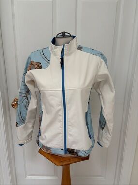 Yukon Gear women’s Jacket with Light Blue Floral camouflage Panels